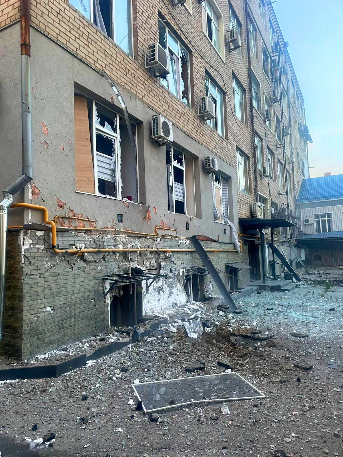 на правобережжі херсонщини поліція продовжує евакуацію громадян із затоплених зон, фіксує наслідки обстрілів та підриву військами рф каховської гес