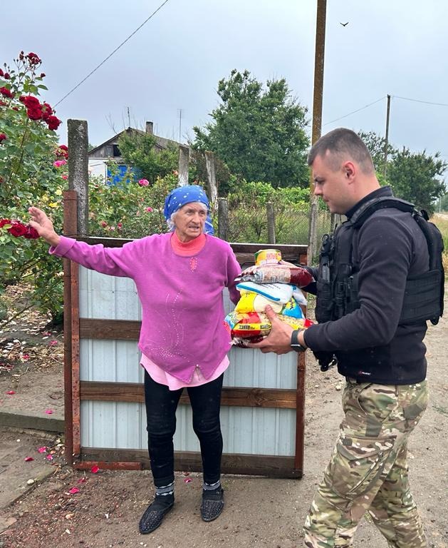 на херсонщині поліцейські привезли питну воду та продукти у постраждале через підтоплення с.миколаївка бериславського району