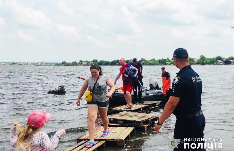 поліцейські допомагають повернутися додому мешканцям раніше підтоплених сіл на миколаївщині