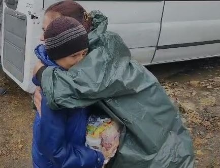 на херсонщині поліцейські з волонтерами привезли гуманітарну допомогу до підтоплених сіл дар’ївської громади