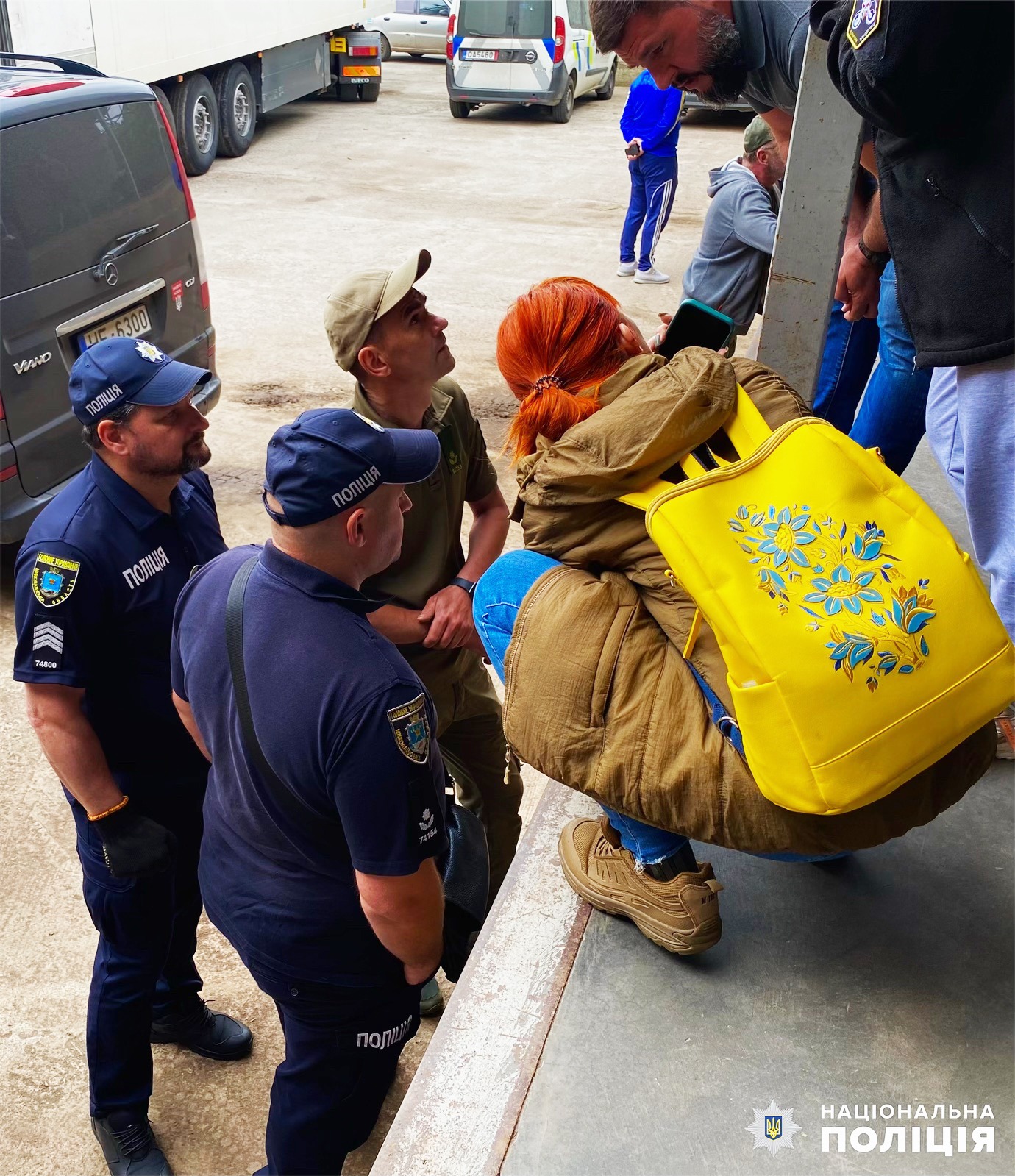 миколаївські поліцейські допомогли латвійським волонтерам доставити гуманітарну допомогу жителям куцурубської громади