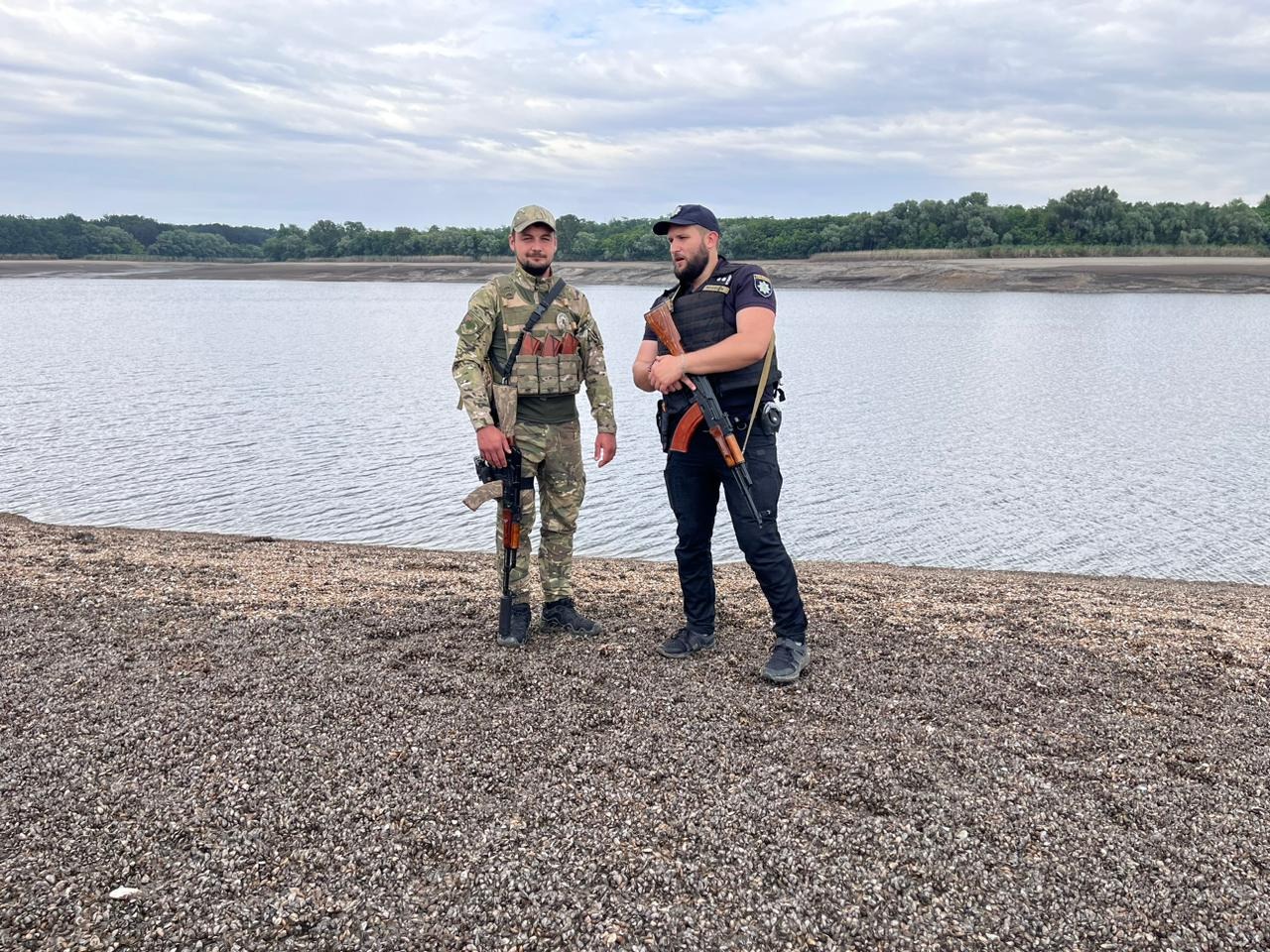 на херсонщині поліція патрулює місця обміління каховського водосховища для недопущення розкрадання історичних об’єктів «чорними археологами»