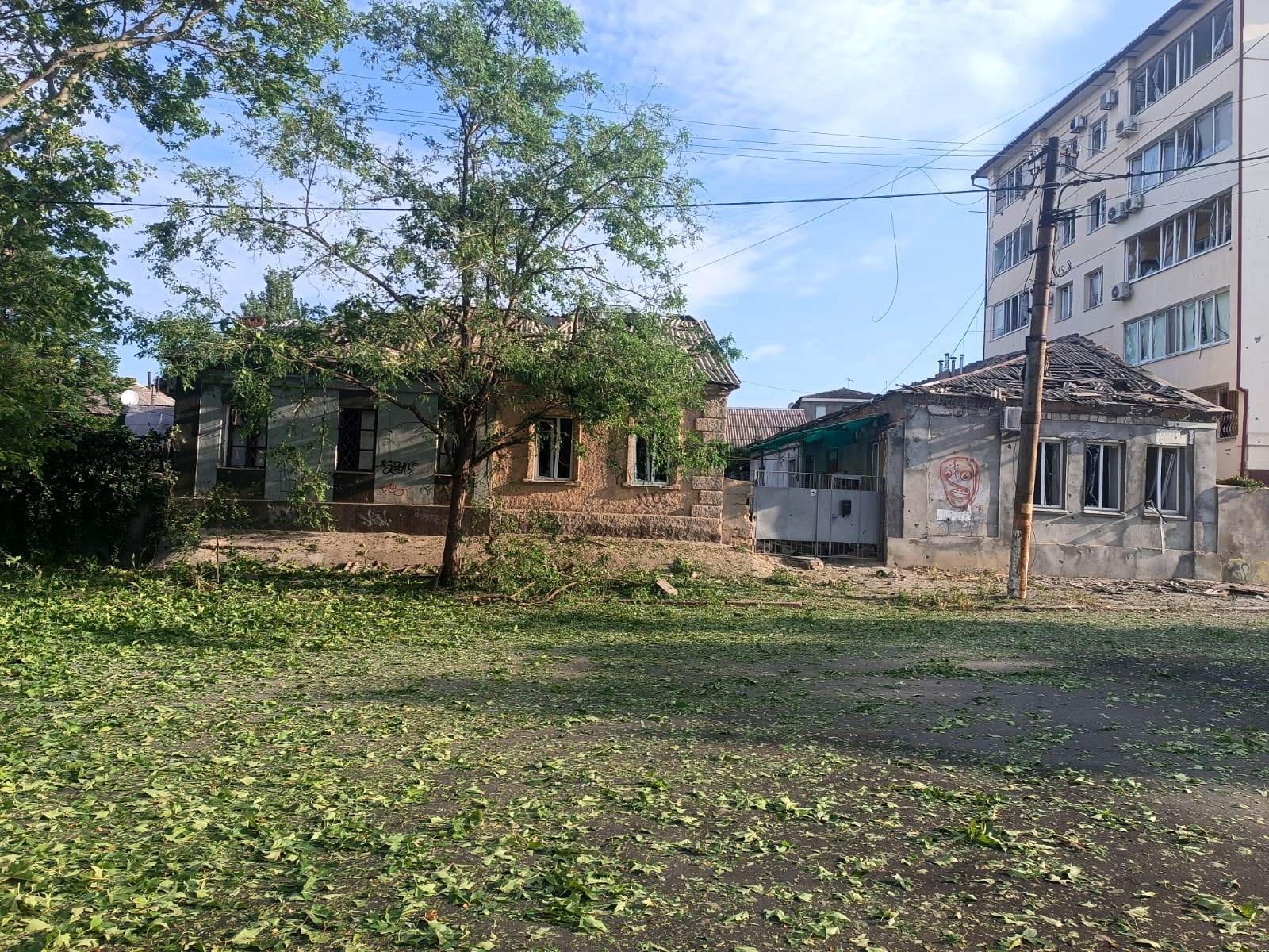 поліція документує наслідки масованого ворожого обстрілу херсонщини: четверо загиблих та двоє поранених