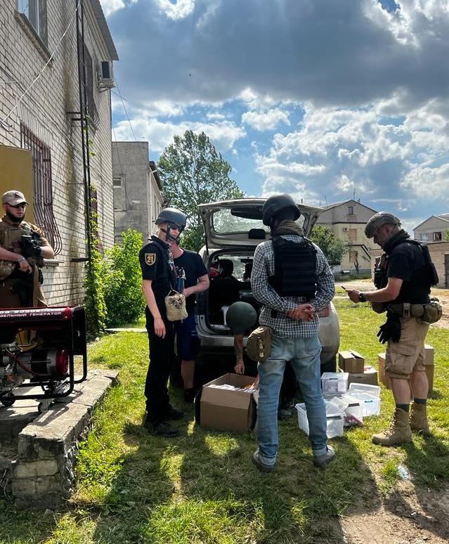 на херсонщині поліцейські супроводили волонтерів із гуманітарним вантажем до підтоплених та обстрілюваних сіл дар’ївської  громади