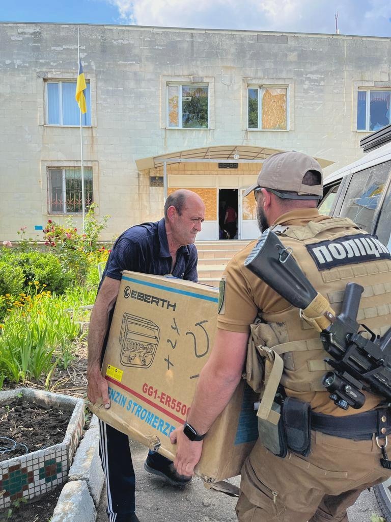 на херсонщині поліцейські супроводили волонтерів із гуманітарним вантажем до підтоплених та обстрілюваних сіл дар’ївської  громади
