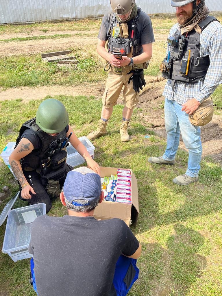 на херсонщині поліцейські супроводили волонтерів із гуманітарним вантажем до підтоплених та обстрілюваних сіл дар’ївської  громади