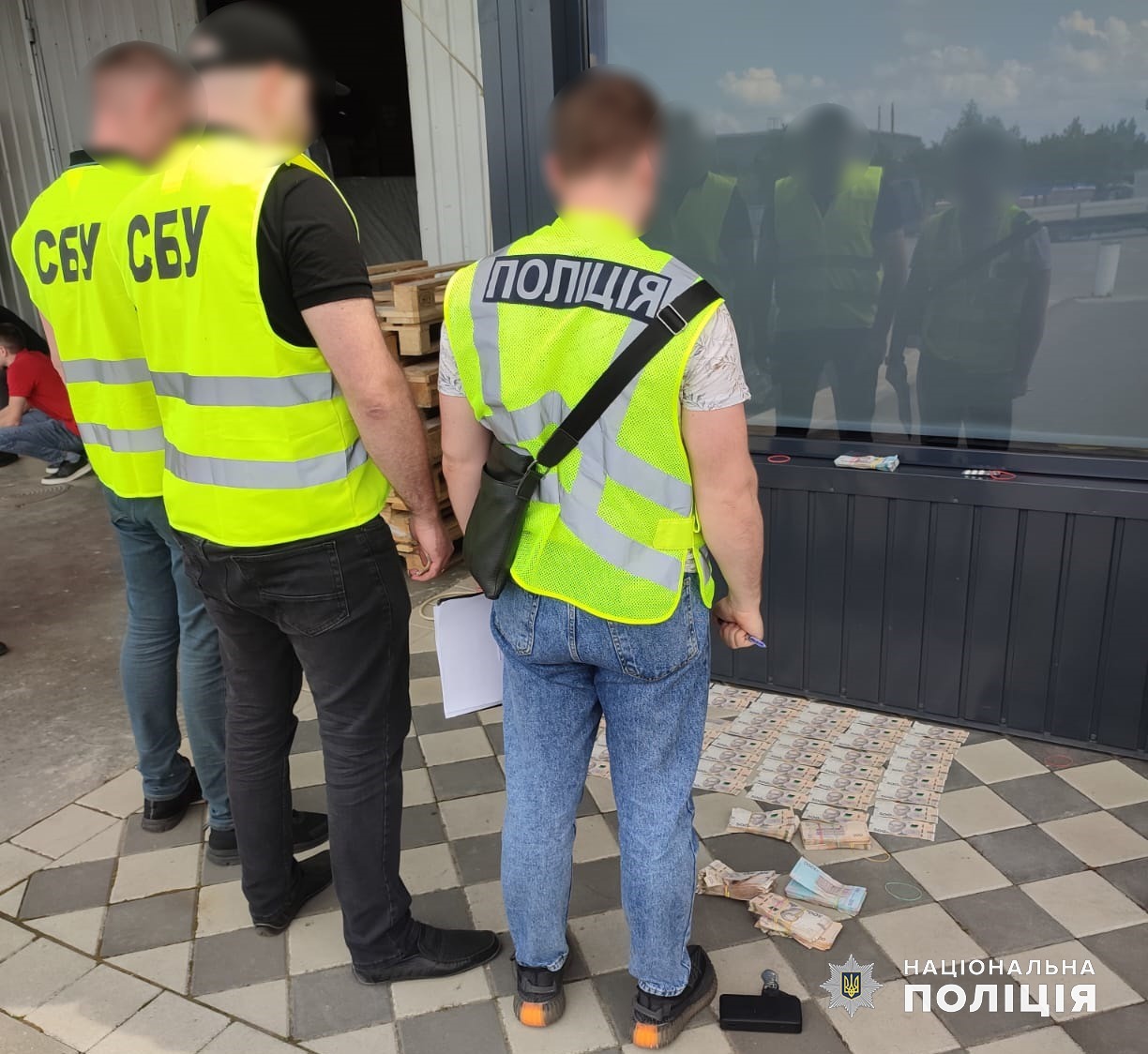 на буковині слідчі поліції повідомили керівнику благодійної організації про підозру у незаконній реалізації гуманітарної допомоги