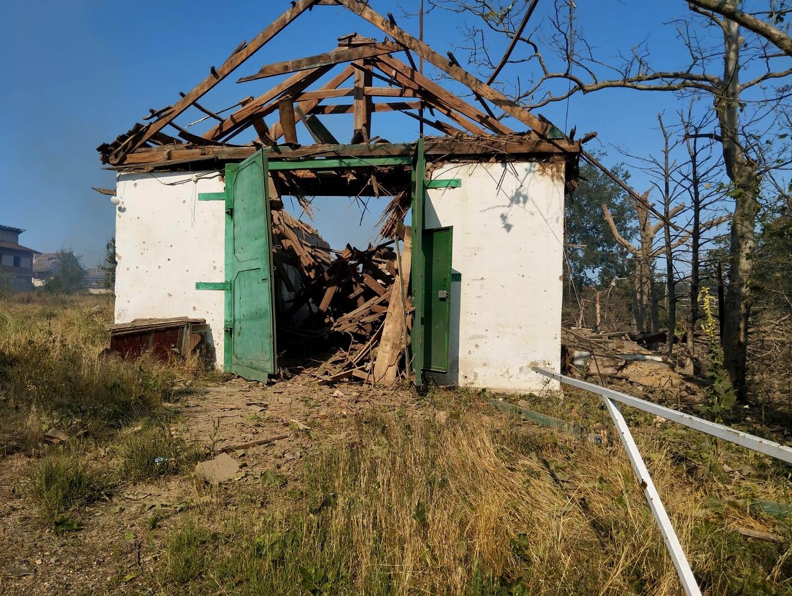 поліція фіксує наслідки ворожої атаки на херсонщину: значно пошкоджено об’єкти інфраструктури, поранено 8 людей, 2 загиблих