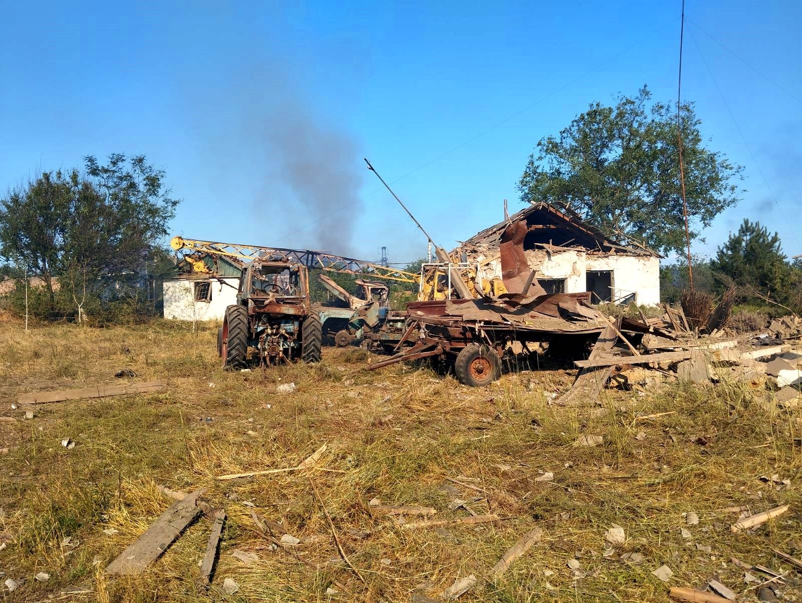 поліція фіксує наслідки ворожої атаки на херсонщину: значно пошкоджено об’єкти інфраструктури, поранено 8 людей, 2 загиблих