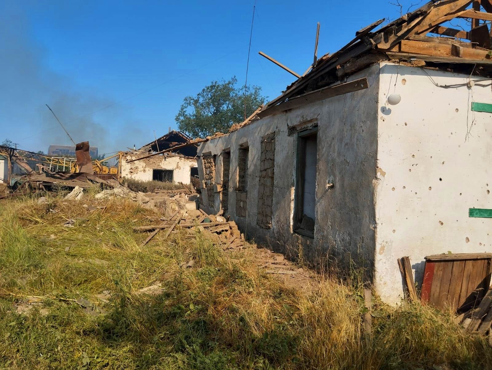 поліція фіксує наслідки ворожої атаки на херсонщину: значно пошкоджено об’єкти інфраструктури, поранено 8 людей, 2 загиблих