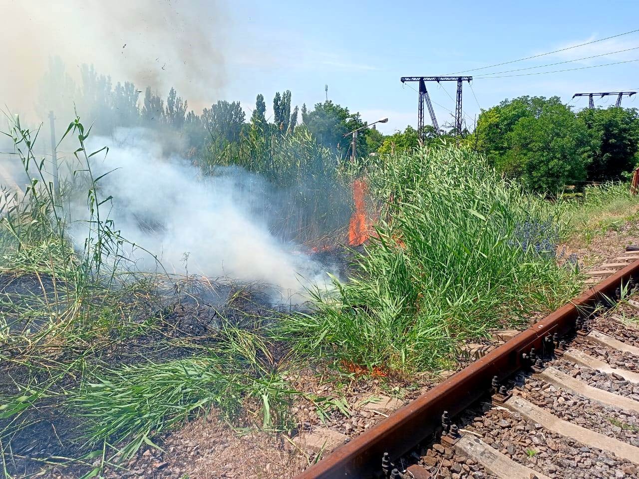 поліція фіксує наслідки ворожої атаки на херсонщину: значно пошкоджено об’єкти інфраструктури, поранено 8 людей, 2 загиблих