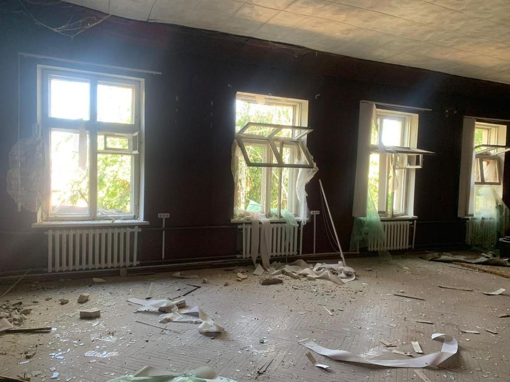 на дніпропетровщині поліцейські документують наслідки російської атаки: поранено людину, зруйновано будівлі