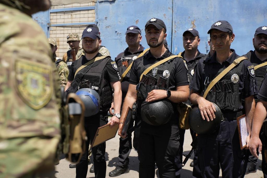 16 незламних днів поліцейські одещини допомагають жителям херсонщини, які стали заручниками великої води з підірваної російськими окупантами каховської гес