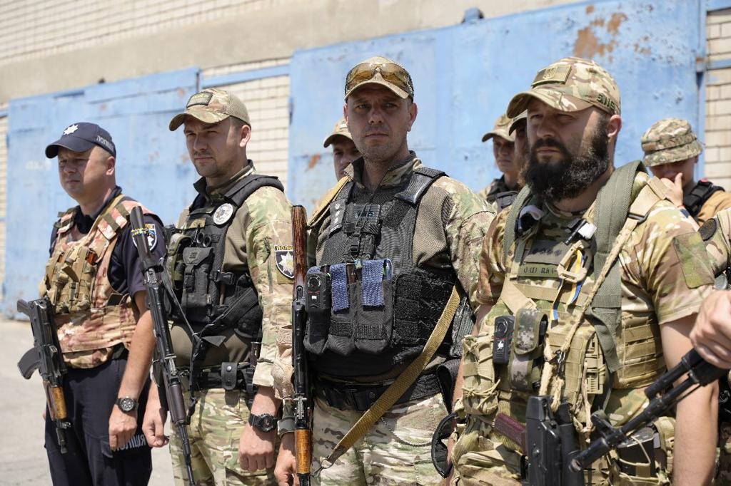 16 незламних днів поліцейські одещини допомагають жителям херсонщини, які стали заручниками великої води з підірваної російськими окупантами каховської гес