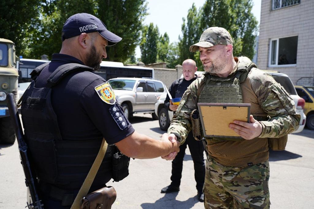 16 незламних днів поліцейські одещини допомагають жителям херсонщини, які стали заручниками великої води з підірваної російськими окупантами каховської гес