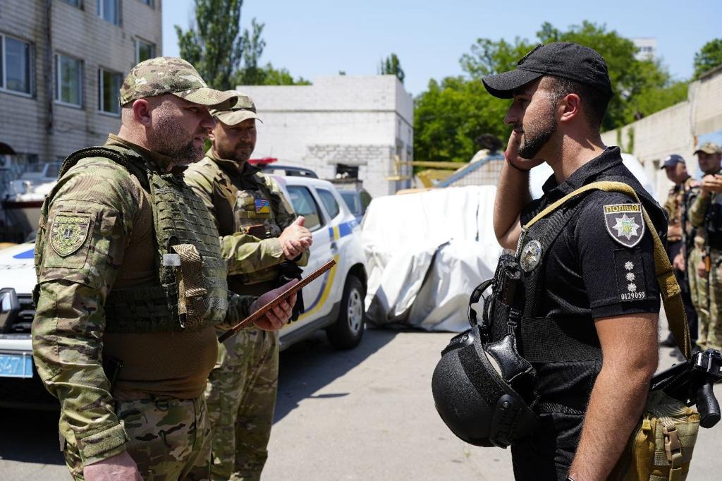 16 незламних днів поліцейські одещини допомагають жителям херсонщини, які стали заручниками великої води з підірваної російськими окупантами каховської гес