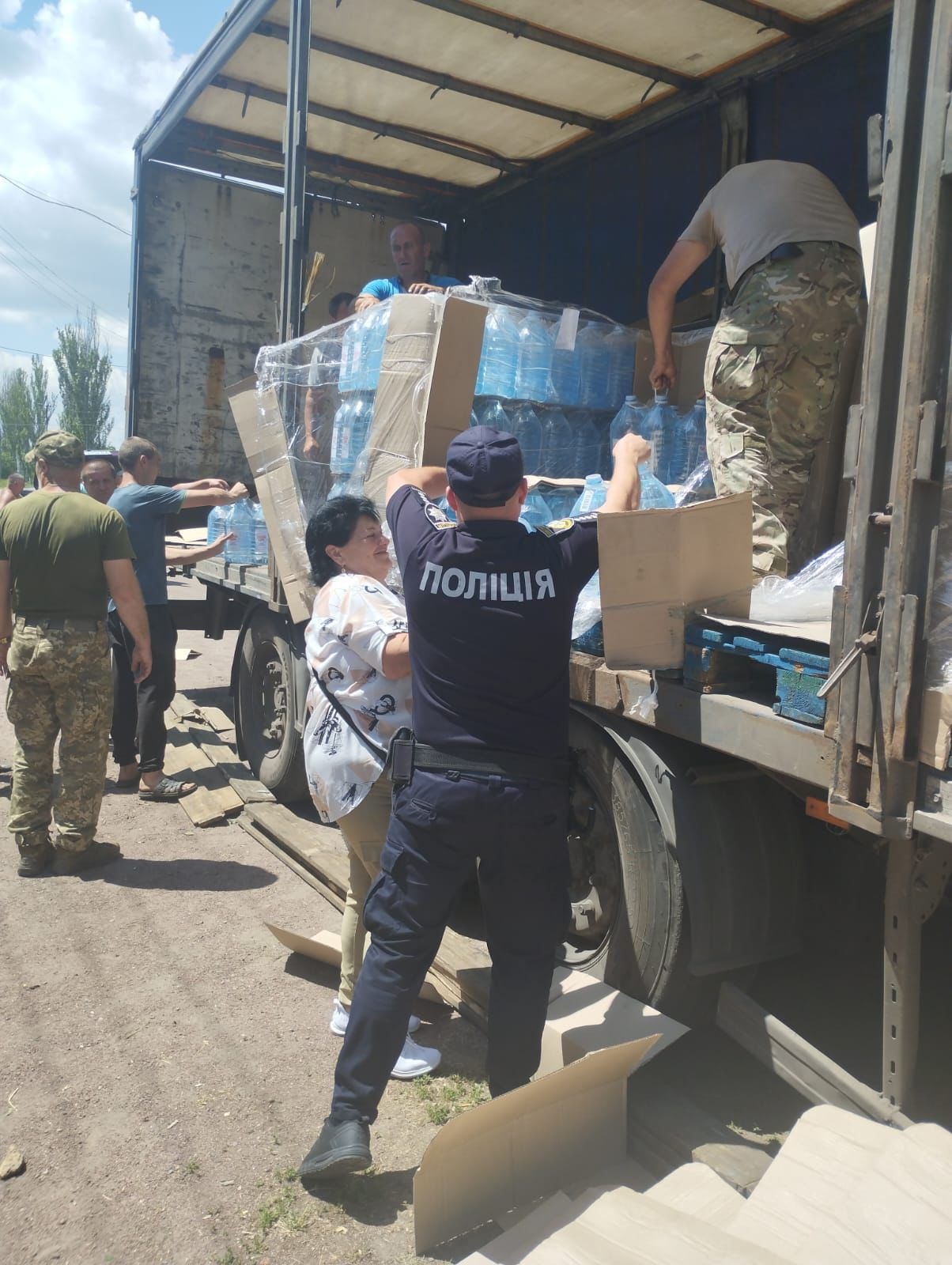 криворізькі поліцейські  продовжують допомагати людям та  розвозити питну воду у громади