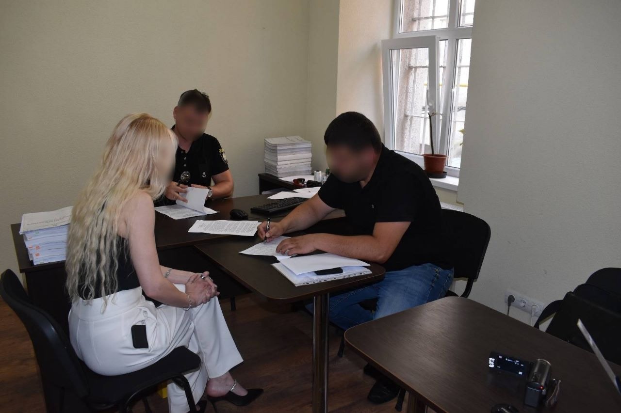 слідчі поліції закарпаття повідомили про підозру державному реєстратору, яка незаконно передала у приватну власністю землю, що належить громаді ужгорода
