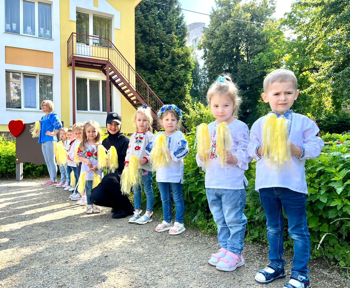 «я – українець»: патріотичний флешмоб провели прикарпатські правоохоронці разом з дошкільнятами