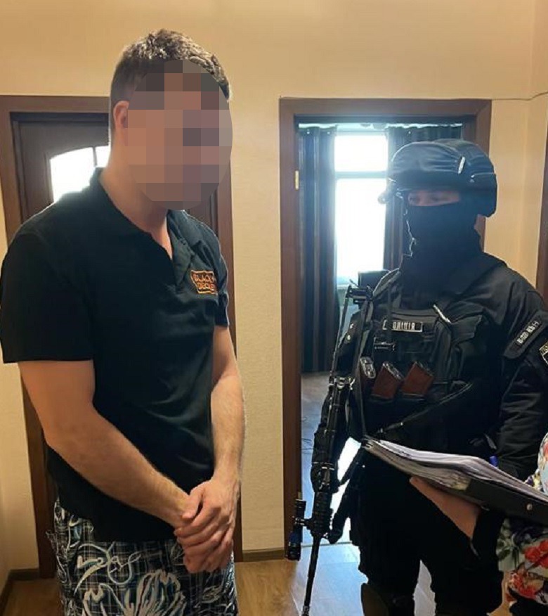 розбещував та продавав порнографію за кордон: столичні поліцейські викрили чоловіка, який вчиняв злочини проти дітей