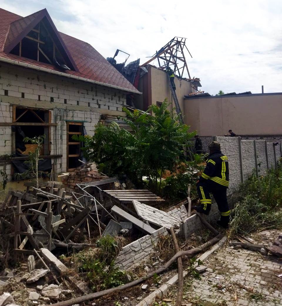 правобережна херсонщина під цілодобовим вогнем ворога: пошкоджені навчальний та медичний заклади, притулок для тварин та десятки будинків
