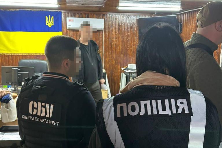 несанкціоноване втручання в інтернет-банкінг та збут наркотиків: київські правоохоронці затримали організатора та учасників озг