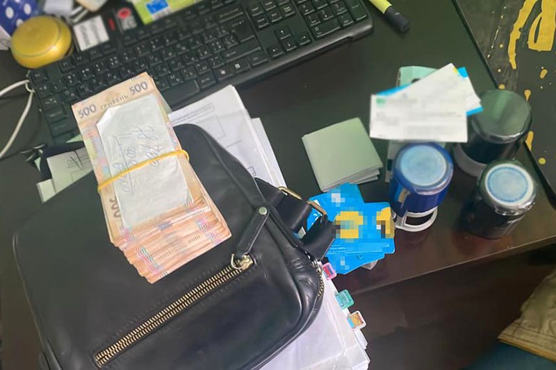 несанкціоноване втручання в інтернет-банкінг та збут наркотиків: київські правоохоронці затримали організатора та учасників озг