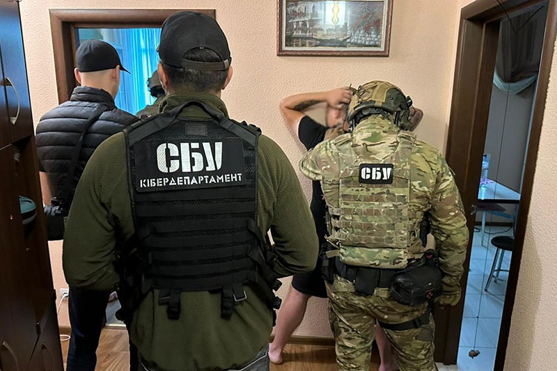 несанкціоноване втручання в інтернет-банкінг та збут наркотиків: київські правоохоронці затримали організатора та учасників озг