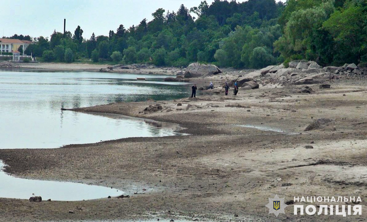 запорізькі поліцейські патрулюють берегову лінію дніпра для недопущення розкрадання історичних та культурних пам’яток