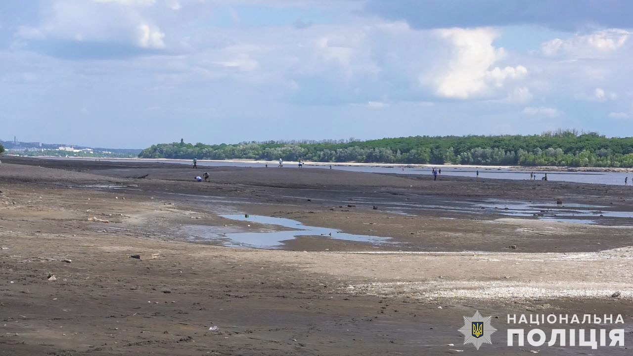 запорізькі поліцейські патрулюють берегову лінію дніпра для недопущення розкрадання історичних та культурних пам’яток