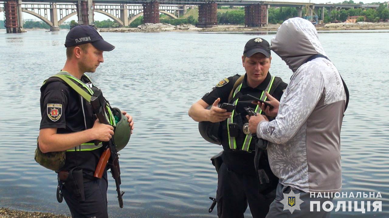 запорізькі поліцейські патрулюють берегову лінію дніпра для недопущення розкрадання історичних та культурних пам’яток