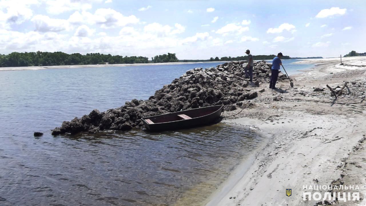 запорізькі поліцейські патрулюють берегову лінію дніпра для недопущення розкрадання історичних та культурних пам’яток