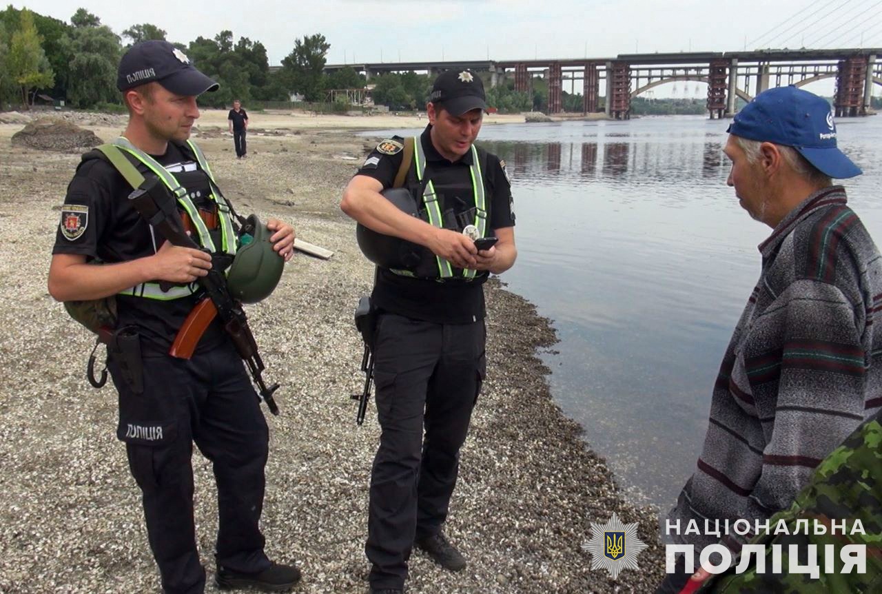запорізькі поліцейські патрулюють берегову лінію дніпра для недопущення розкрадання історичних та культурних пам’яток