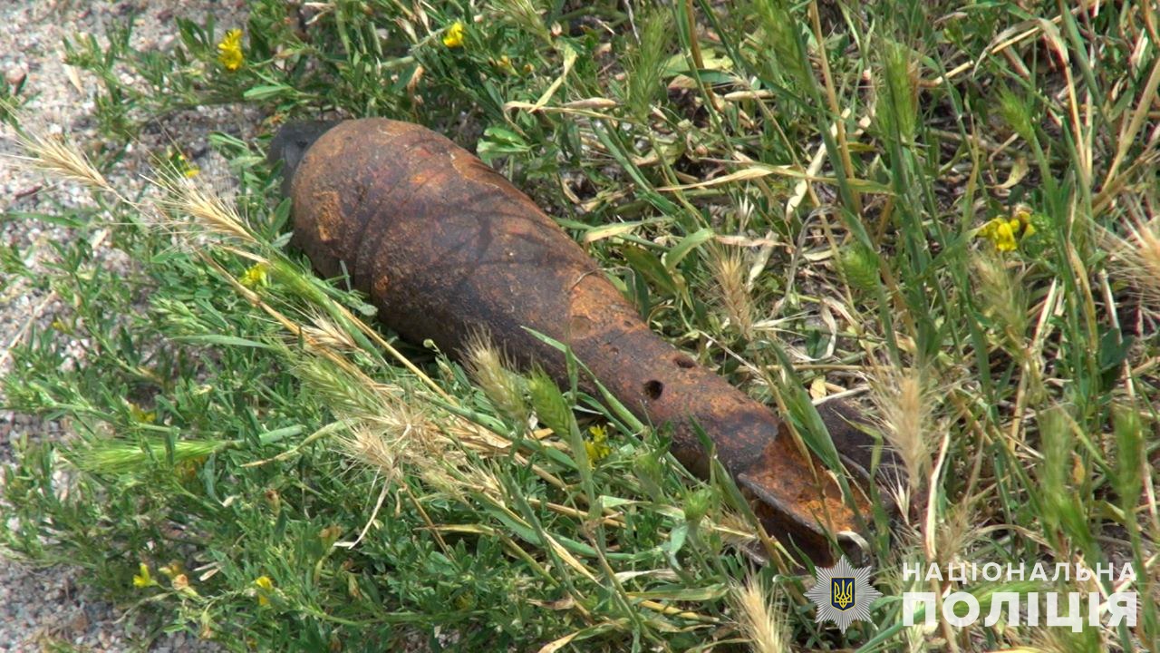 запорізькі поліцейські патрулюють берегову лінію дніпра для недопущення розкрадання історичних та культурних пам’яток