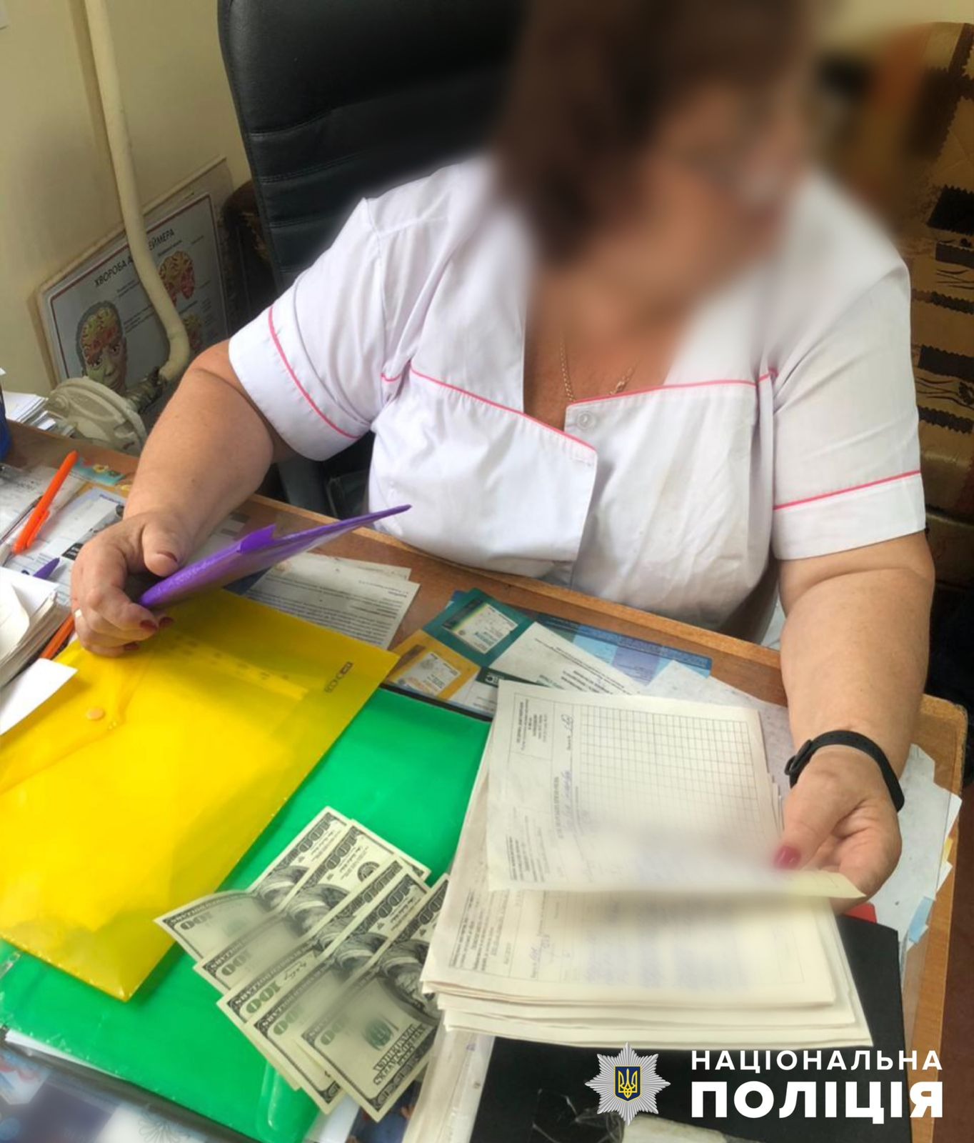 слідчі поліції буковини повідомили про підозру заступниці голови військово-лікарської комісії в одержанні хабара
