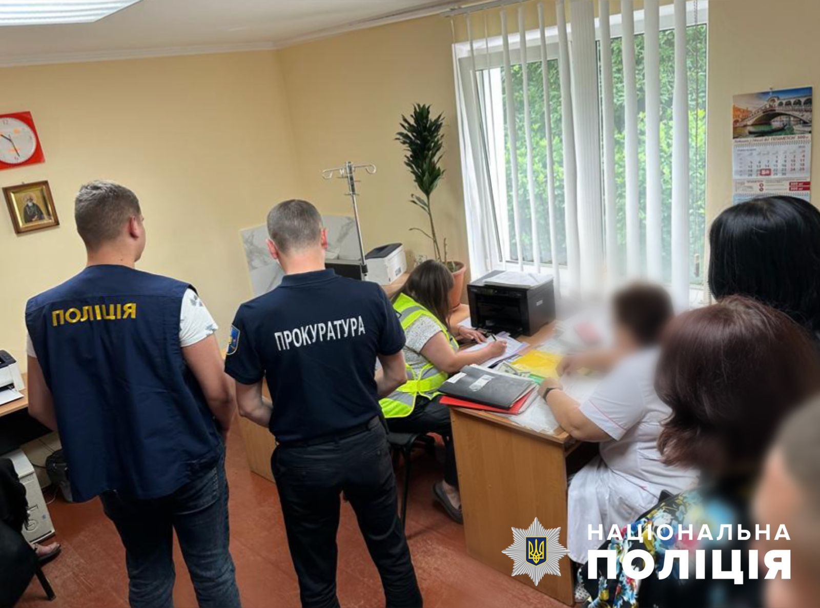 слідчі поліції буковини повідомили про підозру заступниці голови військово-лікарської комісії в одержанні хабара