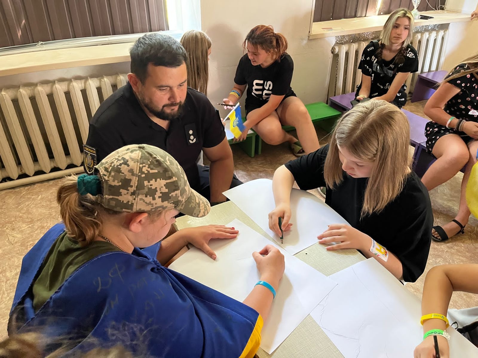 на херсонщині поліцейські провели патріотичний захід «україна – моя країна» для маленьких жителів деокупованого села киселівка на херсонщині поліцейські провели патріотичний захід «україна – моя країна» для маленьких жителів деокупованого села киселівка