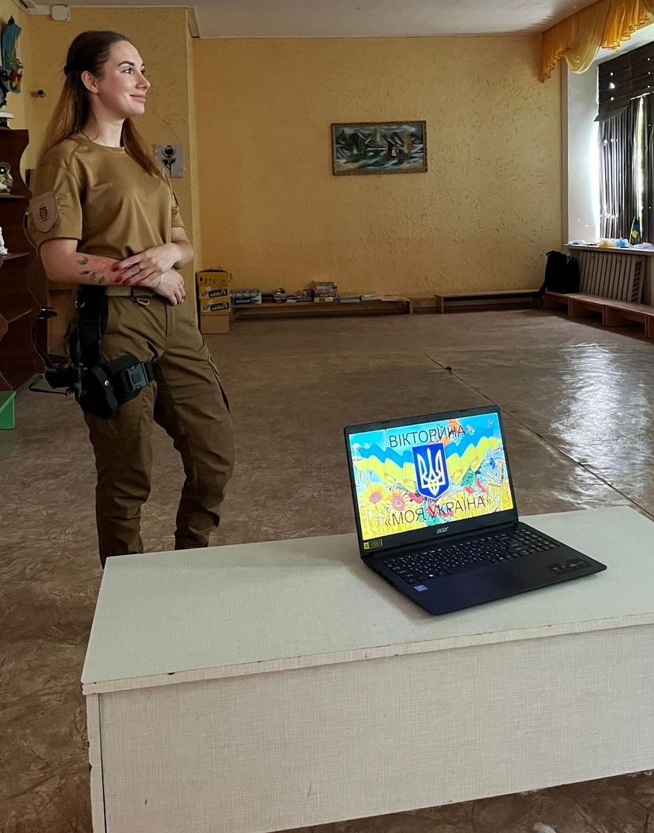 на херсонщині поліцейські провели патріотичний захід «україна – моя країна» для маленьких жителів деокупованого села киселівка на херсонщині поліцейські провели патріотичний захід «україна – моя країна» для маленьких жителів деокупованого села киселівка