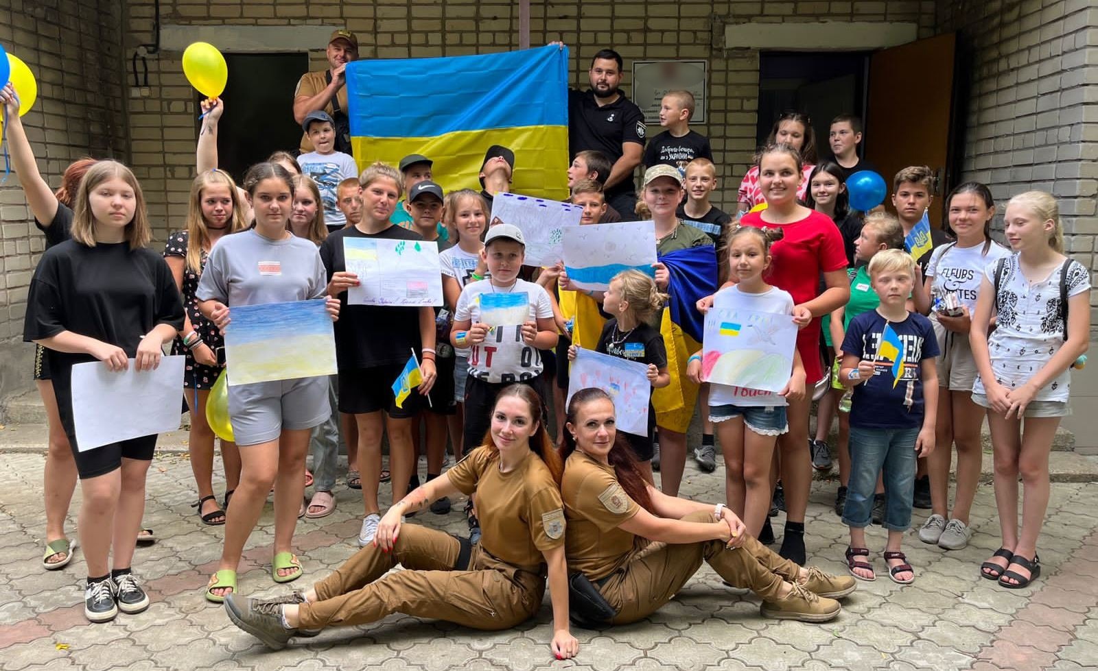 на херсонщині поліцейські провели патріотичний захід «україна – моя країна» для маленьких жителів деокупованого села киселівка на херсонщині поліцейські провели патріотичний захід «україна – моя країна» для маленьких жителів деокупованого села киселівка