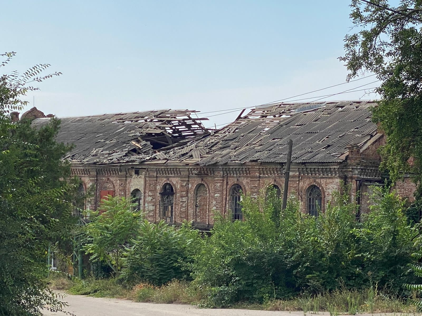 армія рф обстріляла три громади нікопольського району: на місцях влучань працює поліція