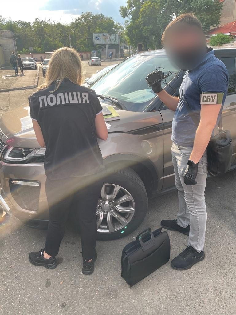 7000 доларів сша за дозвіл на спил зелених насаджень у місті: правоохоронці викрили депутата одеської міської ради на корупції