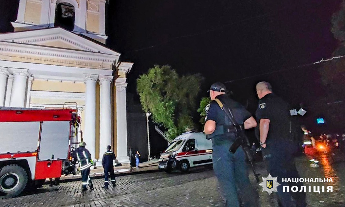поліцейські документують наслідки чергового ракетного удару ворога по одещині