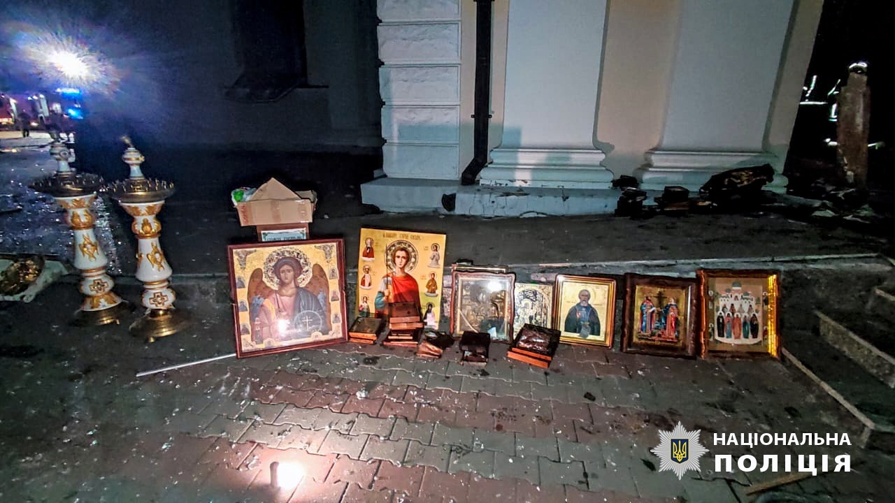 поліцейські документують наслідки чергового ракетного удару ворога по одещині