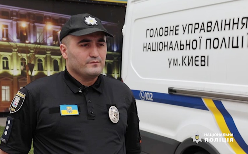 на столичній троєщині поліцейський васіф карімов врятував життя чоловіку, в квартирі якого сталась пожежа