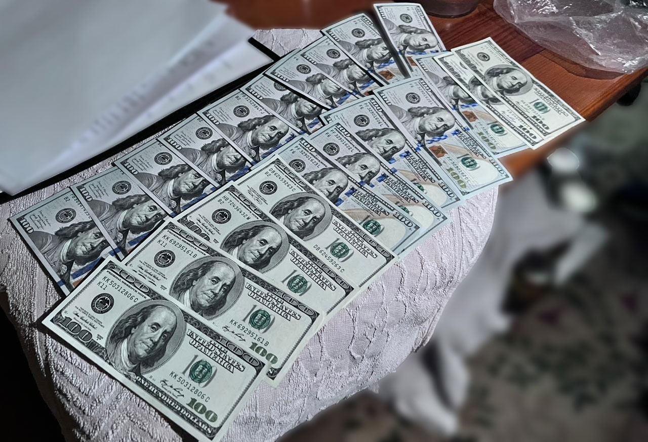 за 6000$ виготовляли фіктивні документи для перетину держкордону: на полтавщині затримали працівника військкомату