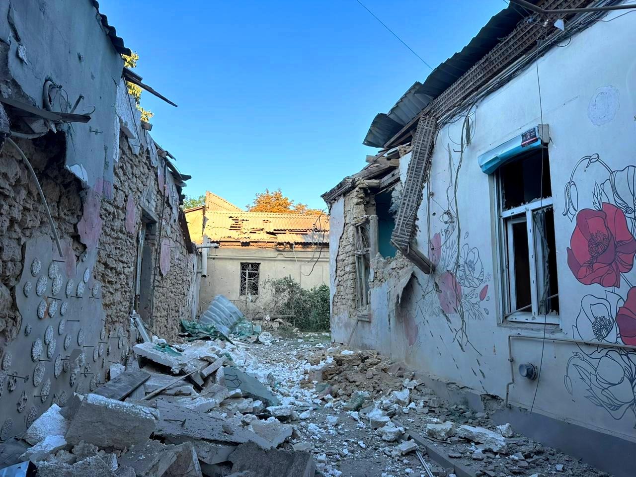 на херсонщині внаслідок російських обстрілів вбито лікаря та поранено 5 медпрацівників