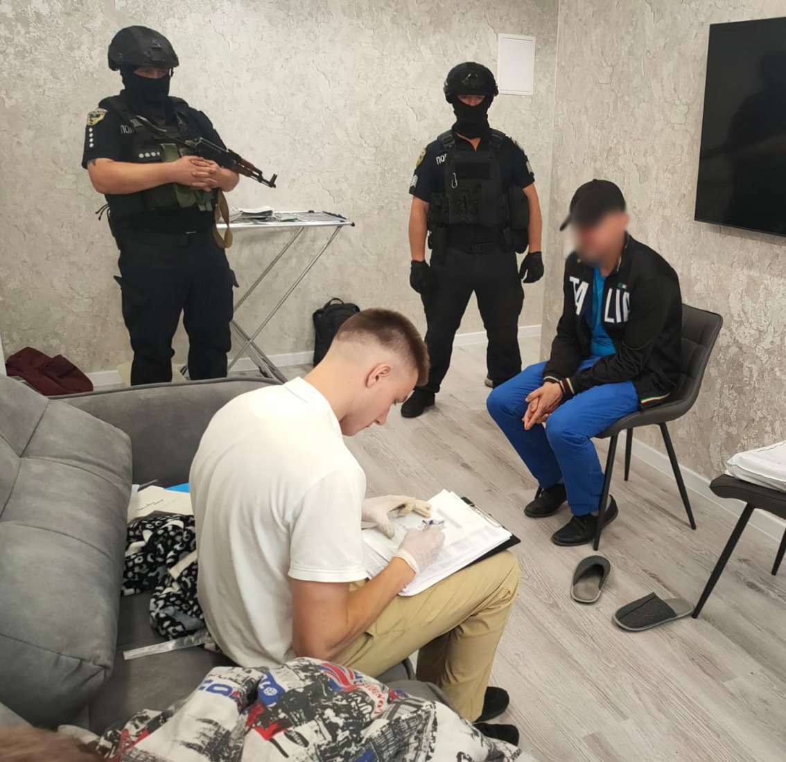 продавали неіснуючі товари в інтернеті: поліцейські чернігівщини викрили групу шахраїв