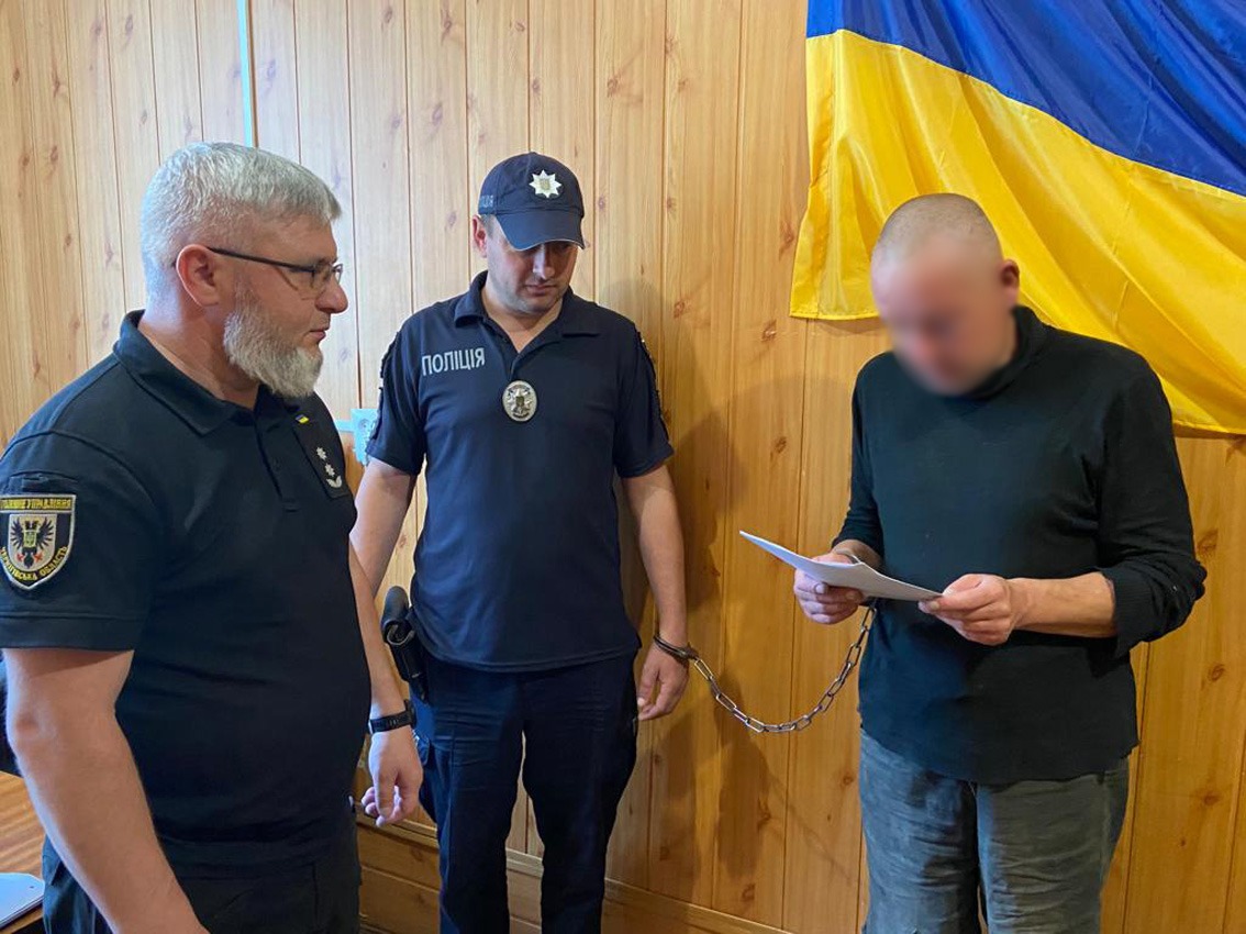 катував та п’ять діб не випускав з оселі жінку з дітьми: поліція затримала підозрюваного у злочинах