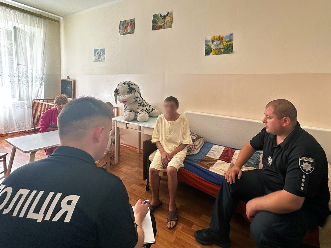 катував та п’ять діб не випускав з оселі жінку з дітьми: поліція затримала підозрюваного у злочинах