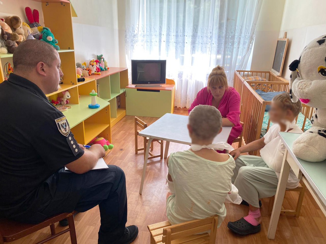 катував та п’ять діб не випускав з оселі жінку з дітьми: поліція затримала підозрюваного у злочинах